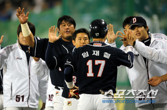 
	2010,10,13

PO 5���� �Ｚ-�λ�

13�� PO 5���� 2ȸ�� 1�� 2,3�翡�� �λ� ����ö�� 2Ÿ�� ��Ÿ�� �ƴ�. ����ö�� �ļ�Ÿ�� ������� ����Ÿ�� Ȩ�� ���� �� ������ �����ϰ� �ִ�.

�뱸=������ ���� basser@sportschosun.com


