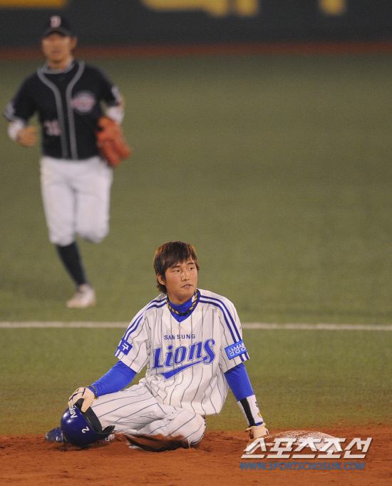 
	2010�� 10�� 13��

13�� �뱸���� ���� �λ�� �Ｚ�� �÷��̿��� 5����, 3ȸ�� �������� ���� ������ 2�缭 �ƿ��� �Ｚ ������ ��Ż�� �ϰ� �ִ�.

�뱸= ���� ���� kyungmin@sportschosun.com


