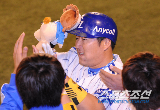 
	2010.10.13/

13�� �뱸���� ���� ���ξ߱� �÷��̿��� ���� 5���� �λ�-�Ｚ ���, 4ȸ�� 1�� 1�翡�� �����찡 �λ� ���޳׽��� ���� ���߿� ���� Ȩ���� ������ �ִ�. ���ƿ����� ������� ȯ���� �ް� �ִ� ������.

�뱸=������ ���� songs@sportschosun.com


