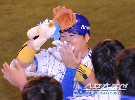 
	2010.10.13/

13�� �뱸���� ���� ���ξ߱� �÷��̿��� ���� 5���� �λ�-�Ｚ ���, 4ȸ�� 1�� 1�翡�� �����찡 �λ� ���޳׽��� ���� ���߿� ���� Ȩ���� ������ �ִ�. ���ƿ����� ������� ȯ���� �ް� �ִ� ������.

�뱸=������ ���� songs@sportschosun.com


