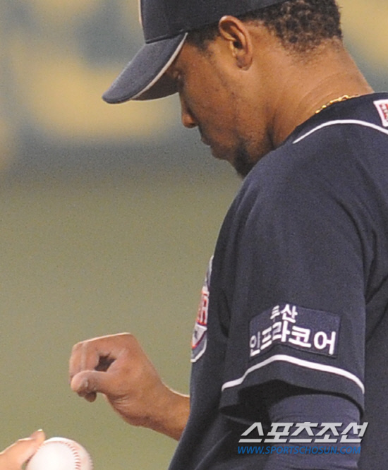 
	2010�� 10�� 13��

13�� �뱸���� ���� �λ�� �Ｚ�� �÷��̿��� 5����, 4ȸ�� �λ� ���޳׽�(������)�� �������� �̾߱⸦ ������ �������� ���캸�� �ִ�. ���޳׽��� ������ ���� �հ����� ������ �λ��� ������ �����ϰ� �ִ�.

�뱸= ���� ���� kyungmin@sportschosun.com


