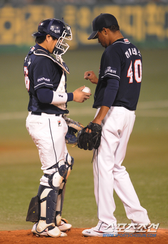 
	2010�� 10�� 13��

13�� �뱸���� ���� �λ�� �Ｚ�� �÷��̿��� 5����, 4ȸ�� �λ� ���޳׽�(������)�� �������� �̾߱⸦ ������ �������� ���캸�� �ִ�. ���޳׽��� ������ ���� �հ����� ������ �λ��� ������ �����ϰ� �ִ�.

�뱸= ���� ���� kyungmin@sportschosun.com


