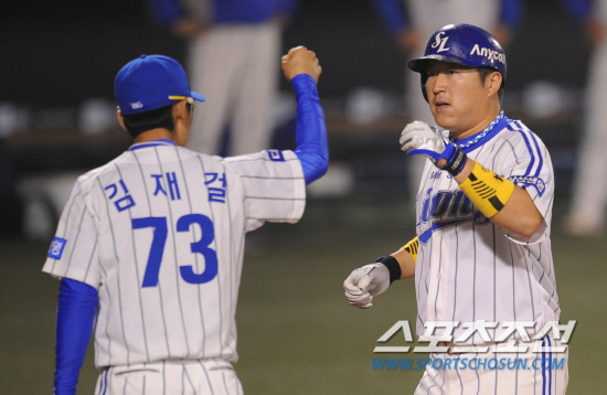 
	2010�� 10�� 13��

13�� �뱸���� ���� �λ�� �Ｚ�� �÷��̿��� 5����, 4ȸ�� �Ｚ �����찡 2�� Ȩ���� ġ�� Ȩ���� ����� ��ġ�� �������̺긦 ������ �̴�.

�뱸= ���� ���� kyungmin@sportschosun.com


