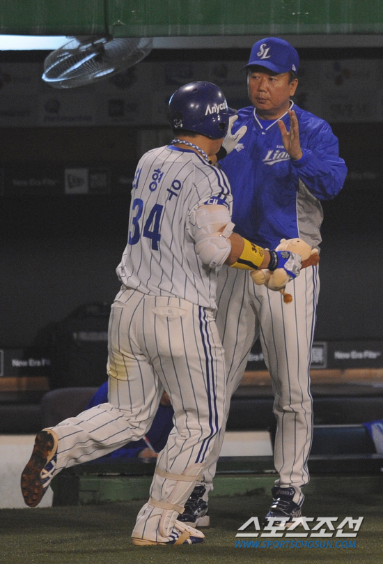 
	2010�� 10�� 13��

13�� �뱸���� ���� �λ�� �Ｚ�� �÷��̿��� 5����, 4ȸ�� �Ｚ �����찡 2�� Ȩ���� ġ�� ���ƿ����� ������ ������ �������̺긦 ������ �̴�.

�뱸= ���� ���� kyungmin@sportschosun.com


