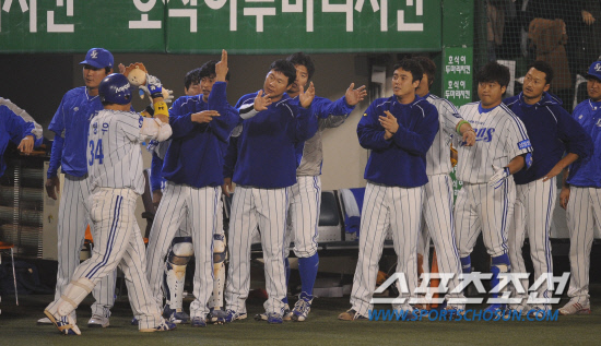 
	2010�� 10�� 13��

13�� �뱸���� ���� �λ�� �Ｚ�� �÷��̿��� 5����, 4ȸ�� �Ｚ �����찡 2�� Ȩ���� ġ�� ���ƿ����� ������ ȯȣ�ϰ� �ִ�.

�뱸= ���� ���� kyungmin@sportschosun.com


