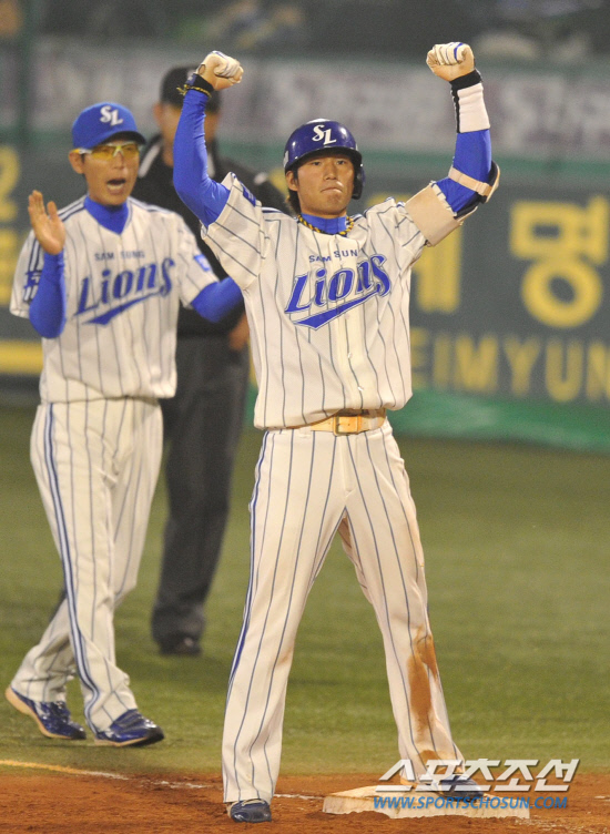 
	2010.10.13/

13�� �뱸���� ���� ���ξ߱� �÷��̿��� ���� 5���� �λ�-�Ｚ ���, 4ȸ�� 2�� ���翡�� ������ 2Ÿ�� ����Ÿ�� ġ�� 1�翡�� �� ���� ��½ ��� ���̰� �ִ�.

�뱸=������ ���� songs@sportschosun.com


