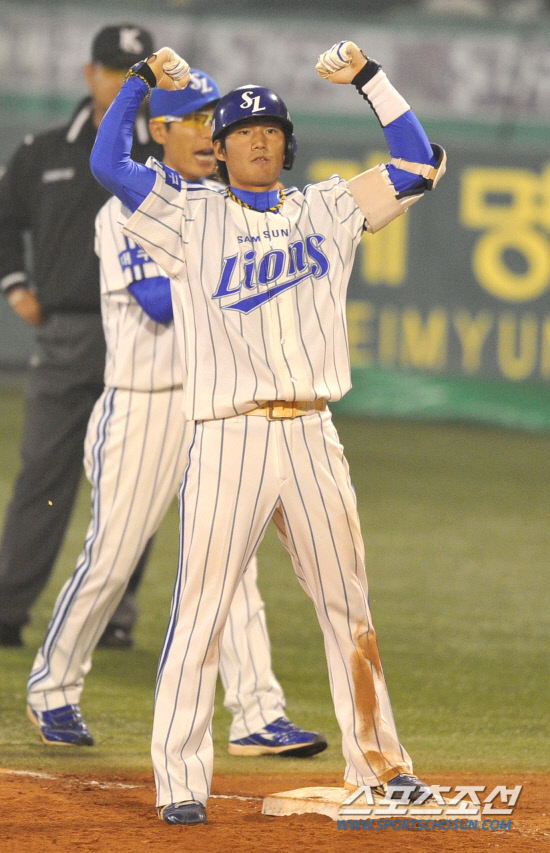 
	2010.10.13/

13�� �뱸���� ���� ���ξ߱� �÷��̿��� ���� 5���� �λ�-�Ｚ ���, 4ȸ�� 2�� ���翡�� ������ 2Ÿ�� ����Ÿ�� ġ�� 1�翡�� �� ���� ��½ ��� ���̰� �ִ�.

�뱸=������ ���� songs@sportschosun.com


