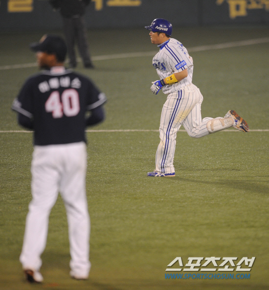 
	2010�� 10�� 13��

13�� �뱸���� ���� �λ�� �Ｚ�� �÷��̿��� 5����, 4ȸ�� �Ｚ �����찡 2�� Ȩ���� ġ�� �׶��带 ���� �ִ�.

�뱸= ���� ���� kyungmin@sportschosun.com


