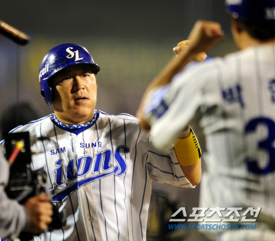 
	2010,10,13

PO 5���� �Ｚ-�λ�

�Ｚ ������, 2������ �߰� ����.

13�� PO 5���� 5-0���� ���� �ִ� 4ȸ�� 2�� 1�翡�� �Ｚ �����찡 �λ� ���� ���޳׽��� ���� ��Ÿ�� 2������ ��� �÷ȴ�.�Ｚ�� �������� Ȩ������ �߰��� ������ ������� . �������� �������� ���ϸ� �ް� �ִ� ������.

�뱸=������ ���� basser@sportschosun.com


