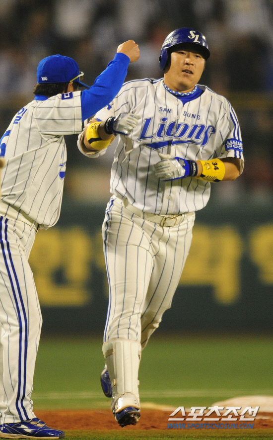 
	2010,10,13

PO 5���� �Ｚ-�λ�

�Ｚ ������, 2������ �߰� ����.

13�� PO 5���� 5-0���� ���� �ִ� 4ȸ�� 2�� 1�翡�� �Ｚ �����찡 �λ� ���� ���޳׽��� ���� ��Ÿ�� 2������ ��� �÷ȴ�.�Ｚ�� �������� Ȩ������ �߰��� ������ ������� . 3�纣�̽��� ���� �ִ� ������.

�뱸=������ ���� basser@sportschosun.com


