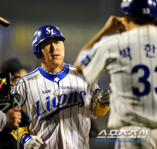 
	2010,10,13

PO 5���� �Ｚ-�λ�

�Ｚ ������, 2������ �߰� ����.

13�� PO 5���� 5-0���� ���� �ִ� 4ȸ�� 2�� 1�翡�� �Ｚ �����찡 �λ� ���� ���޳׽��� ���� ��Ÿ�� 2������ ��� �÷ȴ�.�Ｚ�� �������� Ȩ������ �߰��� ������ ������� . �������� �������� ���ϸ� �ް� �ִ� ������.

�뱸=������ ���� basser@sportschosun.com


