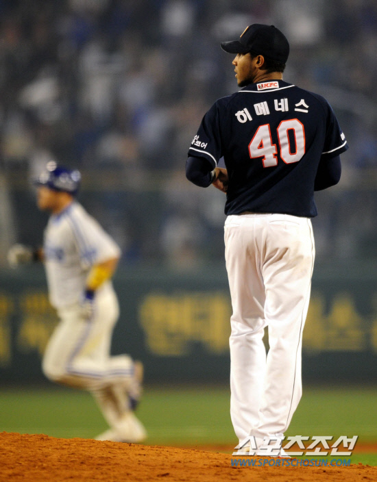 
	2010,10,13

PO 5���� �Ｚ-�λ�

13�� PO 5����  4ȸ�� 2�� 1�翡�� �λ� ���� ���޳׽��� �Ｚ �����쿡�� 2�� Ȩ���� �°� �ƽ����ϰ� �ִ�.

�뱸=������ ���� basser@sportschosun.com


