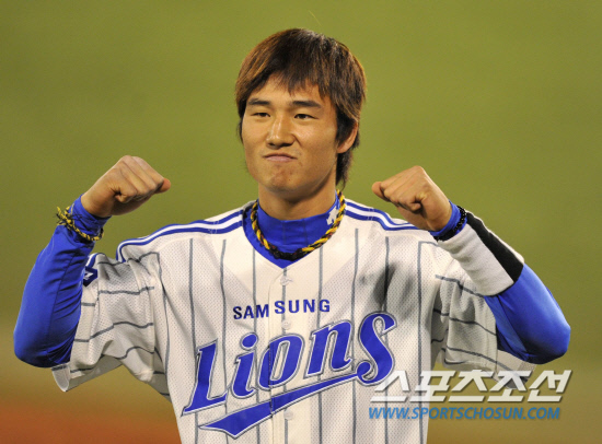 
	2010.10.13/

13�� �뱸���� ���� ���ξ߱� �÷��̿��� ���� 5���� �λ�-�Ｚ ���, 4ȸ�� 2�� ���翡�� ������ 2Ÿ�� ����Ÿ�� ġ�� �ִ�. �̴� ��ü�� �� �ָ��� �Ҳ� ��� �ִ� ����.

�뱸=������ ���� songs@sportschosun.com


