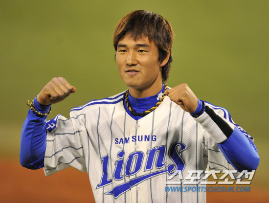 
	2010.10.13/

13�� �뱸���� ���� ���ξ߱� �÷��̿��� ���� 5���� �λ�-�Ｚ ���, 4ȸ�� 2�� ���翡�� ������ 2Ÿ�� ����Ÿ�� ġ�� �ִ�. �̴� ��ü�� �� �ָ��� �Ҳ� ��� �ִ� ����.

�뱸=������ ���� songs@sportschosun.com


