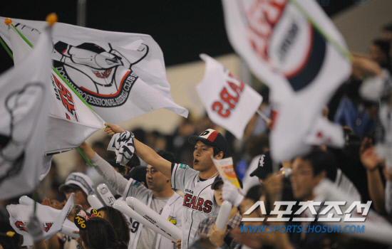 
	2010�� 10�� 13��

13�� �뱸���� ���� �λ�� �Ｚ�� �÷��̿��� 5����, �λ� �������� ġ���� �������� ��ġ�� �ִ�.

�뱸= ���� ���� kyungmin@sportschosun.com


