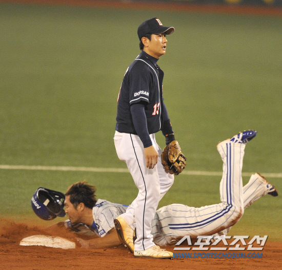 
	2010.10.13/

13�� �뱸���� ���� ���ξ߱� �÷��̿��� ���� 5���� �λ�-�Ｚ ���, 5ȸ�� 1�� 1�� ������ Ÿ���� 1������ �����̰� 2�� ���翡 �����ϰ� �ִ�.

�뱸=������ ���� songs@sportschosun.com


