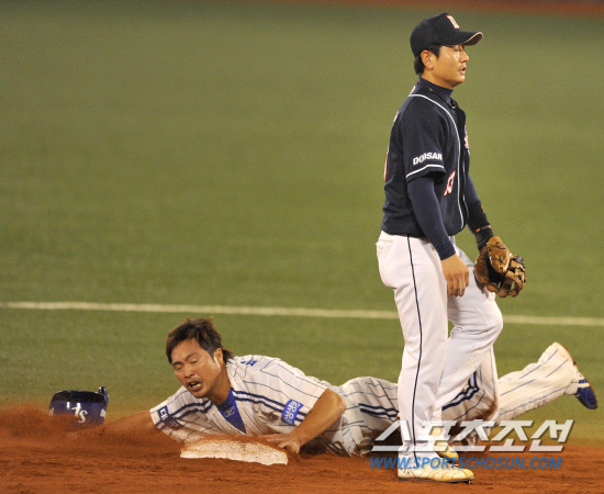 
	2010.10.13/

13�� �뱸���� ���� ���ξ߱� �÷��̿��� ���� 5���� �λ�-�Ｚ ���, 5ȸ�� 1�� 1�� ������ Ÿ���� 1������ �����̰� 2�� ���翡 �����ϰ� �ִ�.

�뱸=������ ���� songs@sportschosun.com


