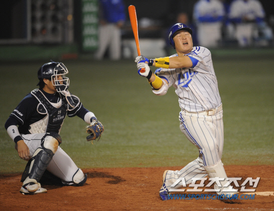 
	2010�� 10�� 13��

13�� �뱸���� ���� �λ�� �Ｚ�� �÷��̿��� 5����, 4ȸ�� Ȩ���� ģ �����찡 5ȸ���� ���� �ƿ��ǰ� �ִ�.

�뱸= ���� ���� kyungmin@sportschosun.com


