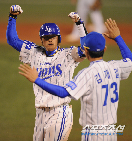 
	2010�� 10�� 13��

13�� �뱸���� ���� �λ�� �Ｚ�� �÷��̿��� 5����, 4ȸ�� 2�� ���缭 �Ｚ ������ 2Ÿ�� ����Ÿ�� ġ�� ȯȣ�ϰ� �ִ�. �������� ����� 1�� ��ġ

�뱸= ���� ���� kyungmin@sportschosun.com


