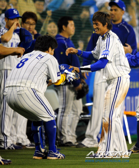 
	2010,10,13

PO 5���� �Ｚ-�λ�

�Ｚ ������ �ڼ��ο��� Ư�� ���񽺸� �޾Ҵ�.

13�� PO 5�������� 5-2���� ���� �ִ� 4ȸ�� 2�� ���翡�� �Ｚ ������ 2Ÿ�� ����Ÿ�� �� �λ꿡 1������ ��¦ �߰��ߴ�. �̴��� ���� �� �ڼ����� �������� ������ ��õ� �㸮�� ���� ���ڿ� �۷��긦 �����ְ� �ִ�. Ȱ¦ ���� ����, �ڼ����� Ư�޴�찡 �������� ���� ����̴�.

�뱸=������ ���� basser@sportschosun.com


