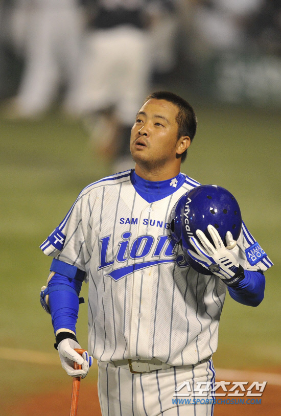 
	2010.10.13/

13�� �뱸���� ���� ���ξ߱� �÷��̿��� ���� 5���� �λ�-�Ｚ ���, 5ȸ�� 2�� 1,2�翡�� �Ｚ ä������ ������ ���ϸ� ������ �츮�� ���ϰ� �ִ�. Ÿ���� �������� �ƽ����ϰ� �ִ� ä����. 

�뱸=������ ���� songs@sportschosun.com


