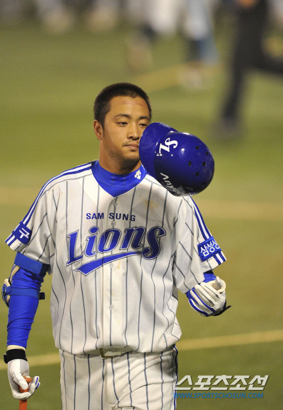 
	2010.10.13/

13�� �뱸���� ���� ���ξ߱� �÷��̿��� ���� 5���� �λ�-�Ｚ ���, 5ȸ�� 2�� 1,2�翡�� �Ｚ ä������ ������ ���ϸ� ������ �츮�� ���ϰ� �ִ�. Ÿ���� �������� �ƽ����ϰ� �ִ� ä����. 

�뱸=������ ���� songs@sportschosun.com


