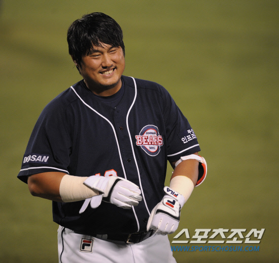 
	2010�� 10�� 13��

13�� �뱸���� ���� �λ�� �Ｚ�� �÷��̿��� 5����, 2ȸ�� 2�� 1,2�缭 �λ� ���ؼ��� Ȩ���� Ÿ���� ���ͼ� �����쿡�� ������ �ƽ����ϰ� �ִ�.

�뱸= ���� ���� kyungmin@sportschosun.com


