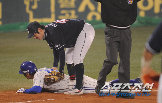 
	2010�� 10�� 13��

13�� �뱸���� ���� �λ�� �Ｚ�� �÷��̿��� 5����, 6ȸ�� �Ｚ �̿����� ���ͼ� Ű�� �ѱ�� ��Ÿ�� ġ�� 3����� �پ����� �ƿ��ǰ� �ִ�. 3��� �̿����� �̿����� �������ְ� �ִ�.

�뱸= ���� ���� kyungmin@sportschosun.com


