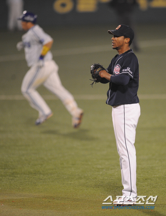 
	2010�� 10�� 13��

13�� �뱸���� ���� �λ�� �Ｚ�� �÷��̿��� 5����, 4ȸ�� �λ� ���޳׽��� �Ｚ �����쿡�� 2�� Ȩ���� ����ϰ� �ִ�.

�뱸= ���� ���� kyungmin@sportschosun.com


