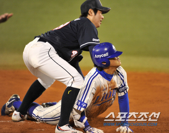 
	2010.10.13/

13�� �뱸���� ���� ���ξ߱� �÷��̿��� ���� 5���� �λ�-�Ｚ ���, 6ȸ�� ���� 1�翡�� �Ｚ �̿����� ���� 1Ÿ�� ����Ÿ�� ġ�� 3����� �޷����� 3�翡�� �ƽ��� �±� �ƿ��ǰ� �ִ�..

�뱸=������ ���� songs@sportschosun.com


