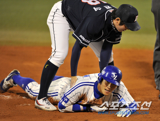 
	2010.10.13/

13�� �뱸���� ���� ���ξ߱� �÷��̿��� ���� 5���� �λ�-�Ｚ ���, 6ȸ�� ���� 1�翡�� �Ｚ �̿����� ���� 1Ÿ�� ����Ÿ�� ġ�� 3����� �޷����� 3�翡�� �ƽ��� �±� �ƿ��ǰ� �ִ�..

�뱸=������ ���� songs@sportschosun.com


