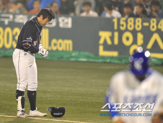 
	2010.10.13/

13�� �뱸���� ���� ���ξ߱� �÷��̿��� ���� 5���� �λ�-�Ｚ ���, 6ȸ�� 2�� 1�翡�� ���� �� ������ �������� �������� �ƽ����ϰ� �ִ�.

�뱸=������ ���� songs@sportschosun.com


