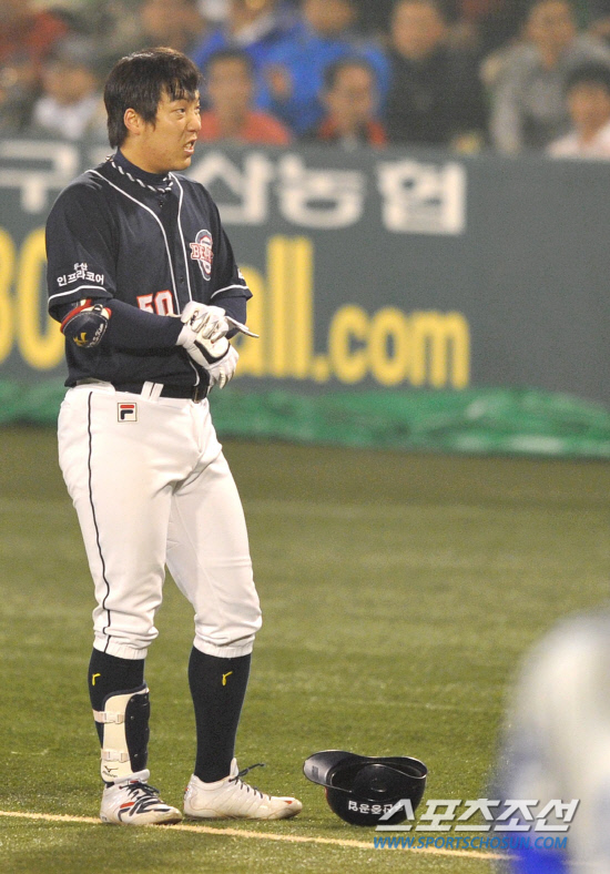 
	2010.10.13/

13�� �뱸���� ���� ���ξ߱� �÷��̿��� ���� 5���� �λ�-�Ｚ ���, 6ȸ�� 2�� 1�翡�� ���� �� ������ �������� �������� �ƽ����ϰ� �ִ�.

�뱸=������ ���� songs@sportschosun.com


