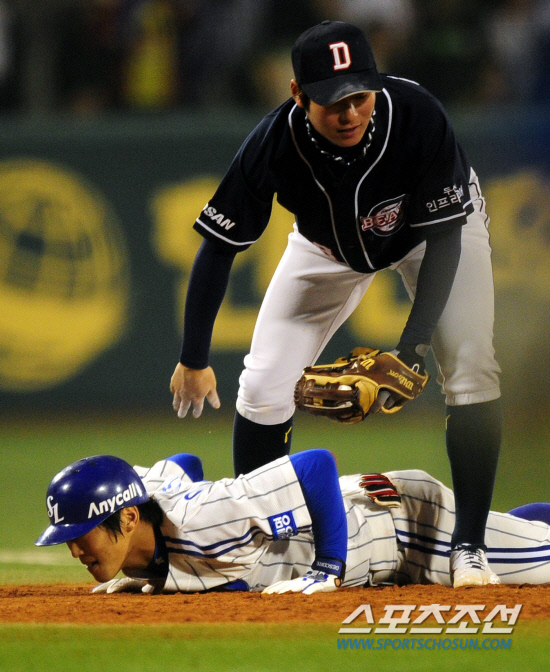 
	2010,10,13

PO 5���� �Ｚ-�λ�

13�� PO 5�������� 5-4, 1������ ���� �ִ� 6ȸ�� 1�� 1�翡�� �Ｚ �̿����� ���� 1Ÿ�� ���� ��Ÿ�� �ƴ�. �̿����� ���� ���� �̿��� 2�縦 ���� 3����� ���޷����� �Ʊ��� �ƿ��ǰ� ���Ҵ�. 

�뱸=������ ���� basser@sportschosun.com


