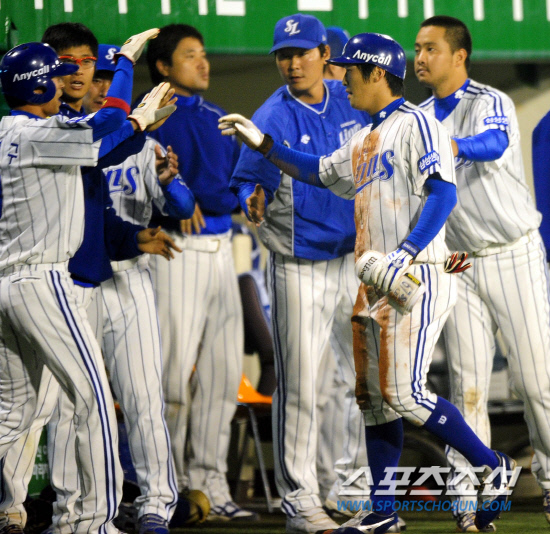 
	2010,10,13

PO 5���� �Ｚ-�λ�

13�� PO 5�������� 5-4, 1������ ���� �ִ� 6ȸ�� 1�� 1�翡�� �Ｚ �̿����� ���� 1Ÿ�� ���� ��Ÿ�� �ƴ�. �̿����� ���� ���� �̿��� 2�縦 ���� 3����� ���޷����� �Ʊ��� �ƿ��ǰ� ���Ҵ�. 

�뱸=������ ���� basser@sportschosun.com


