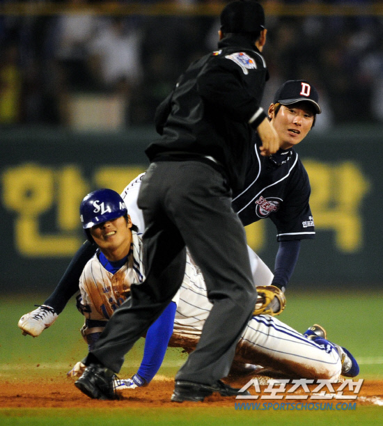 
	2010,10,13

PO 5���� �Ｚ-�λ�

13�� PO 5�������� 5-4, 1������ ���� �ִ� 6ȸ�� 1�� 1�翡�� �Ｚ �̿����� ���� 1Ÿ�� ���� ��Ÿ�� �ƴ�. �̿����� ���� ���� �̿��� 2�縦 ���� 3����� ���޷����� �Ʊ��� �ƿ��ǰ� ���Ҵ�. 

�뱸=������ ���� basser@sportschosun.com


