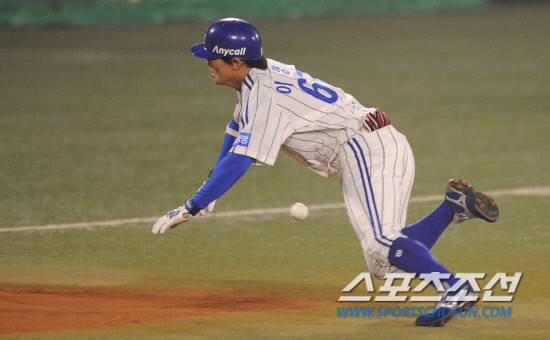 
	2010�� 10�� 13��

13�� �뱸���� ���� �λ�� �Ｚ�� �÷��̿��� 5����, 6ȸ�� �Ｚ �̿����� ���ͼ� Ű�� �ѱ�� ��Ÿ�� ġ�� 3����� �پ����� �ƿ��ǰ� �ִ�.

�뱸= ���� ���� kyungmin@sportschosun.com


