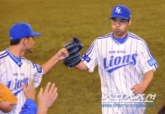 
	2010.10.13/

13�� �뱸���� ���� ���ξ߱� �÷��̿��� ���� 5���� �λ�-�Ｚ ���, ���� ������ �Ｚ ������� 7ȸ���� ������ ������ ��ġ�� ����带 �������� �ִ�. ���ƿ����� ������ �������̺긦 ������ �ִ� �����. 

�뱸=������ ���� songs@sportschosun.com


