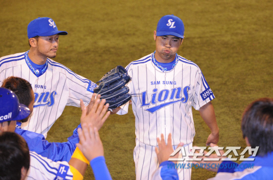 
	2010.10.13/

13�� �뱸���� ���� ���ξ߱� �÷��̿��� ���� 5���� �λ�-�Ｚ ���, ���� ������ �Ｚ ������� 7ȸ���� ������ ������ ��ġ�� ����带 �������� �ִ�. ���ƿ����� ������ �������̺긦 ������ �ִ� �����. 

�뱸=������ ���� songs@sportschosun.com


