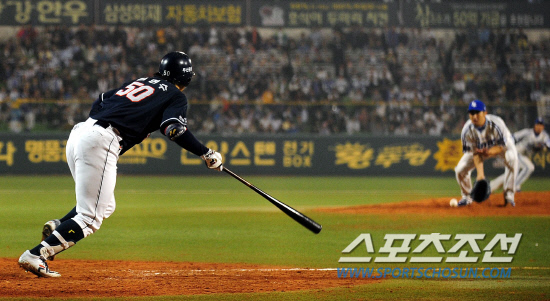 
	2010,10,13

PO 5���� �Ｚ-�λ�

13�� PO 5���� 6ȸ�� 2�� 1�翡�� ��Ÿ�� ������ �������� �Ｚ ������� ���� ��Ÿ������ Ÿ���� ���� ������� �۷��� ������ �������� ����� ������ �ǰ� ���Ҵ�.

�뱸=������ ���� basser@sportschosun.com


