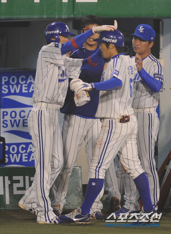 
	2010�� 10�� 13��

13�� �뱸���� ���� �λ�� �Ｚ�� �÷��̿��� 5����, 6ȸ�� �Ｚ �̿����� ���ͼ� Ű�� �ѱ�� ��Ÿ�� ġ�� 3����� �پ����� �ƿ��ǰ� �ִ�. ���ƿ��� ���� �̿���(������)�� ���� ������ �������� ���ϸ� �ް� �ִ�.

�뱸= ���� ���� kyungmin@sportschosun.com


