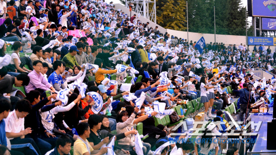 
	2010.10.13/

13�� �뱸���� ���� ���ξ߱� �÷��̿��� ���� 5����, �Ｚ�� �����ϴ� �ҵ��� ���� ������ ��ġ�� �ִ�.

�뱸=������ ���� songs@sportschosun.com


