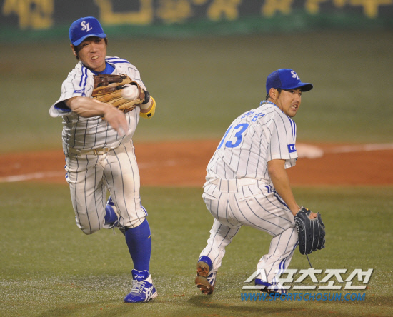 
	2010�� 10�� 13��

13�� �뱸���� ���� �λ�� �Ｚ�� �÷��̿��� 5����, 8ȸ�� �λ� �������� Ÿ���� 3��� �������� 1��� �۱��ϰ� �ִ�. �������� ���� �����

�뱸= ���� ���� kyungmin@sportschosun.com


