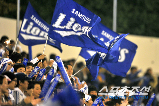 
	2010.10.13/

13�� �뱸���� ���� ���ξ߱� �÷��̿��� ���� 5����, �Ｚ�� �����ϴ� �ҵ��� ���� ������ ��ġ�� �ִ�.

�뱸=������ ���� songs@sportschosun.com


