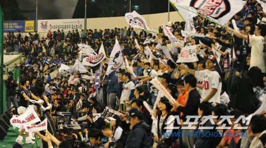 
	2010�� 10�� 13��

13�� �뱸���� ���� �λ�� �Ｚ�� �÷��̿��� 5�������� �λ� �������� �߰ſ� �������� ��ġ�� �ִ�.

�뱸= ���� ���� kyungmin@sportschosun.com


