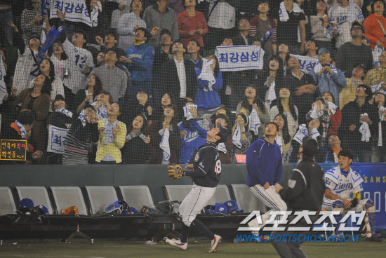 
	2010�� 10�� 13��

13�� �뱸���� ���� �λ�� �Ｚ�� �÷��̿��� 5����, 9ȸ�� �������� �Ŀ� Ÿ���� 3��� �̿����� ���󰡰� �ִ�. ���� �ٶ󺸴� ���ߵ��� �ü��� ����ִ�.

�뱸= ���� ���� kyungmin@sportschosun.com


