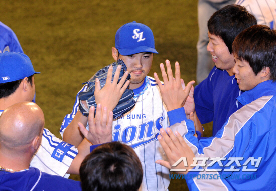 
	2010.10.13/

13�� �뱸���� ���� ���ξ߱� �÷��̿��� ���� 5����, ���� ������ ������� ������ ȣ���� ��ġ�� 9ȸ ������ �������̺긦 ������ ����带 �������� �ִ�.

�뱸=������ ���� songs@sportschosun.com


