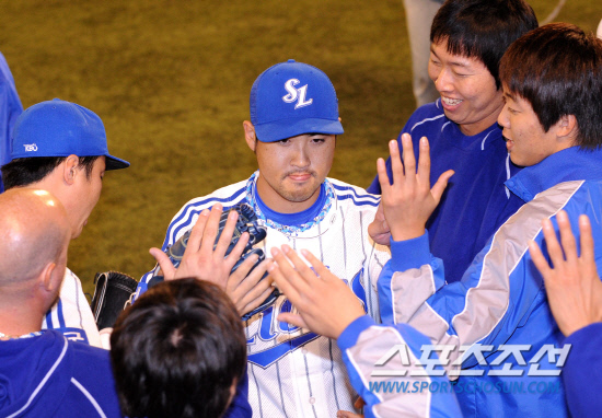 
	2010.10.13/

13�� �뱸���� ���� ���ξ߱� �÷��̿��� ���� 5����, ���� ������ ������� ������ ȣ���� ��ġ�� 9ȸ ������ �������̺긦 ������ ����带 �������� �ִ�.

�뱸=������ ���� songs@sportschosun.com


