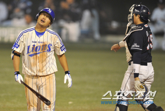 
	2010.10.13/

13�� �뱸���� ���� ���ξ߱� �÷��̿��� ���� 5����, 9ȸ�� 1�翡�� �Ｚ �����̰� �λ� �����¿��� ������ ���ϰ� �ִ�. ���� ���ϸ� �ƽ��� ǥ������ Ÿ������ ������ ������.

�뱸=������ ���� songs@sportschosun.com


