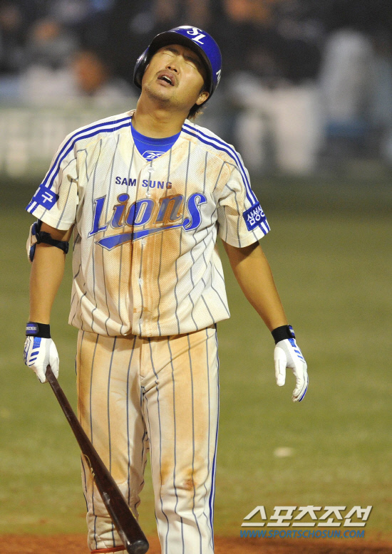 
	2010.10.13/

13�� �뱸���� ���� ���ξ߱� �÷��̿��� ���� 5����, 9ȸ�� 1�翡�� �Ｚ �����̰� �λ� �����¿��� ������ ���ϰ� �ִ�. ���� ���ϸ� �ƽ��� ǥ������ Ÿ������ ������ ������.

�뱸=������ ���� songs@sportschosun.com


